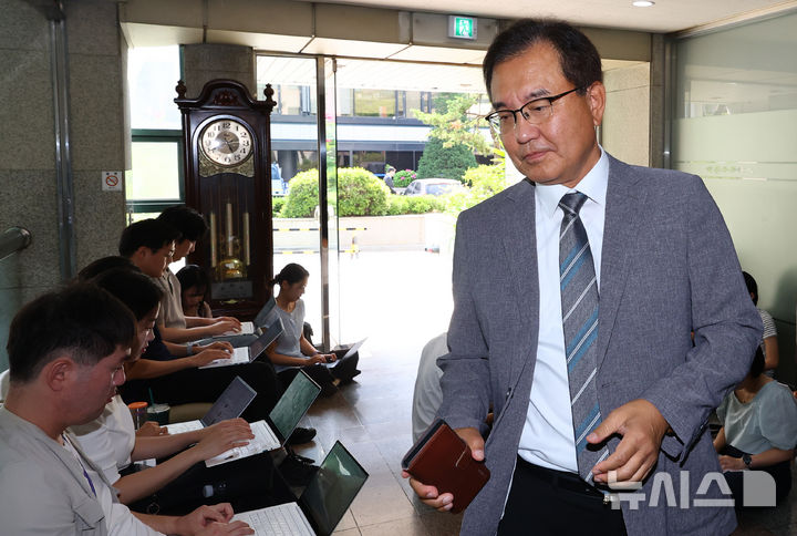 [서울=뉴시스] 박주성 기자 = 채상병 순직사건 외압 의혹을 수사하는 이명현 특별검사가 19일 서울 서초동 사무실로 출근하고 있다. 2025.06.19. park7691@newsis.com