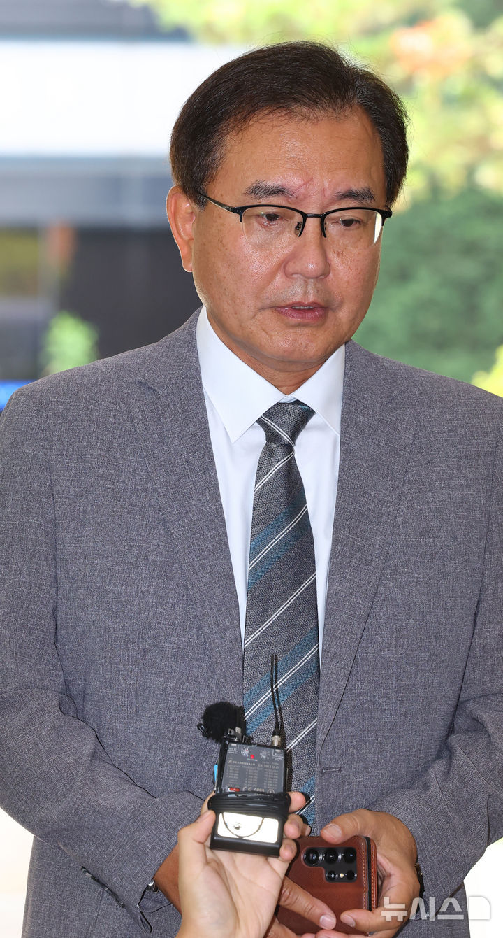 [서울=뉴시스] 박주성 기자 = 채상병 순직사건 외압 의혹을 수사하는 이명현 특별검사가 19일 서울 서초동 사무실로 출근하며 취재진 질문에 답하고 있다. 2025.06.19. park7691@newsis.com