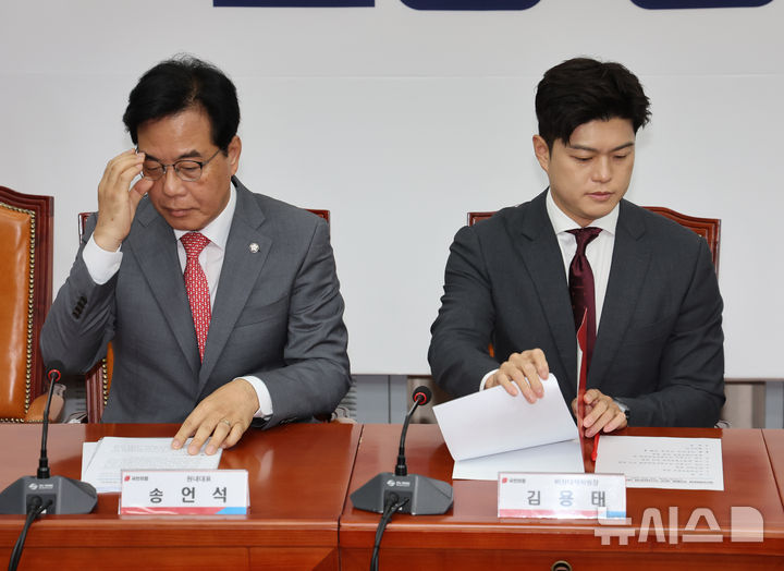 [서울=뉴시스] 김명년 기자 = 김용태(오른쪽) 국민의힘 비상대책위원장과 송언석 원내대표가 19일 오전 서울 여의도 국회에서 열린 '비리백화점 이재명 정부 인사청문회 대책회의'에 참석해 있다. 2025.06.19. kmn@newsis.com