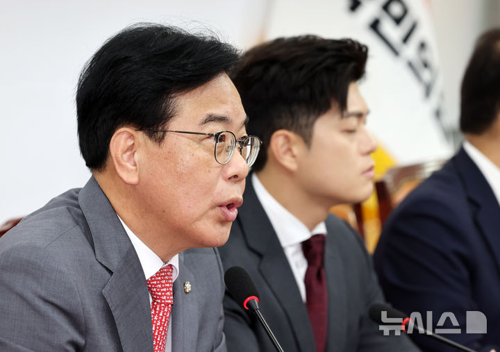 [서울=뉴시스] 김명년 기자 = 송언석 국민의힘 원내대표가 19일 오전 서울 여의도 국회에서 열린 '비리백화점 이재명 정부 인사청문회 대책회의'에서 발언하고 있다. 2025.06.19. kmn@newsis.com