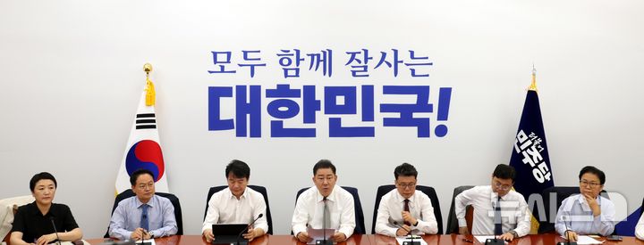 [서울=뉴시스] 조성봉 기자= 김병기 더불어민주당 당대표 직무대행 겸 원내대표가 19일 오전 서울 여의도 국회에서 열린 정책조정회의에서 발언을 하고 있다. 2025.06.19. suncho21@newsis.com