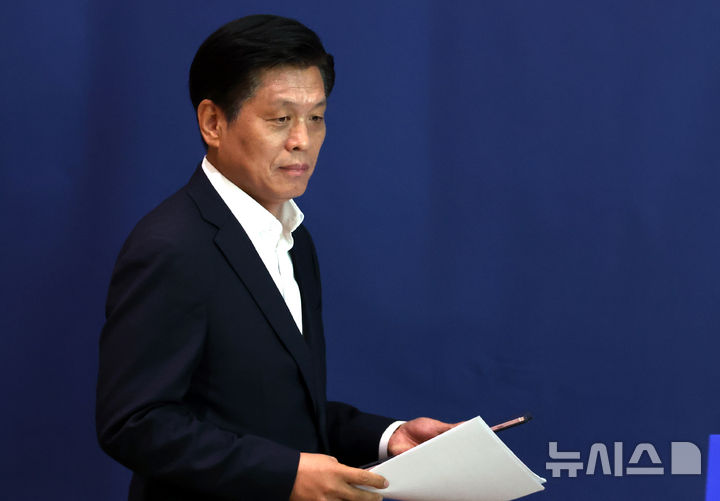 [세종=뉴시스] 강종민 기자 = 조승래 국정기획위원회 대변인이 지난 19일 세종시 정부세종컨벤션센터에서 운영위원회 결정사항 등을 브리핑 하기 위해 단상에 오르고 있다. 2025.06.19. ppkjm@newsis.com