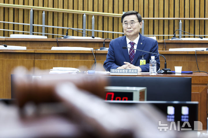 [서울=뉴시스] 고승민 기자 = 이종석 국가정보원장 후보자가 19일 서울 여의도 국회에서 열린 정보위원회의 국가정보원장 후보자 인사청문회에서 출석해 자리에 앉아 있다. 2025.06.19. kkssmm99@newsis.com