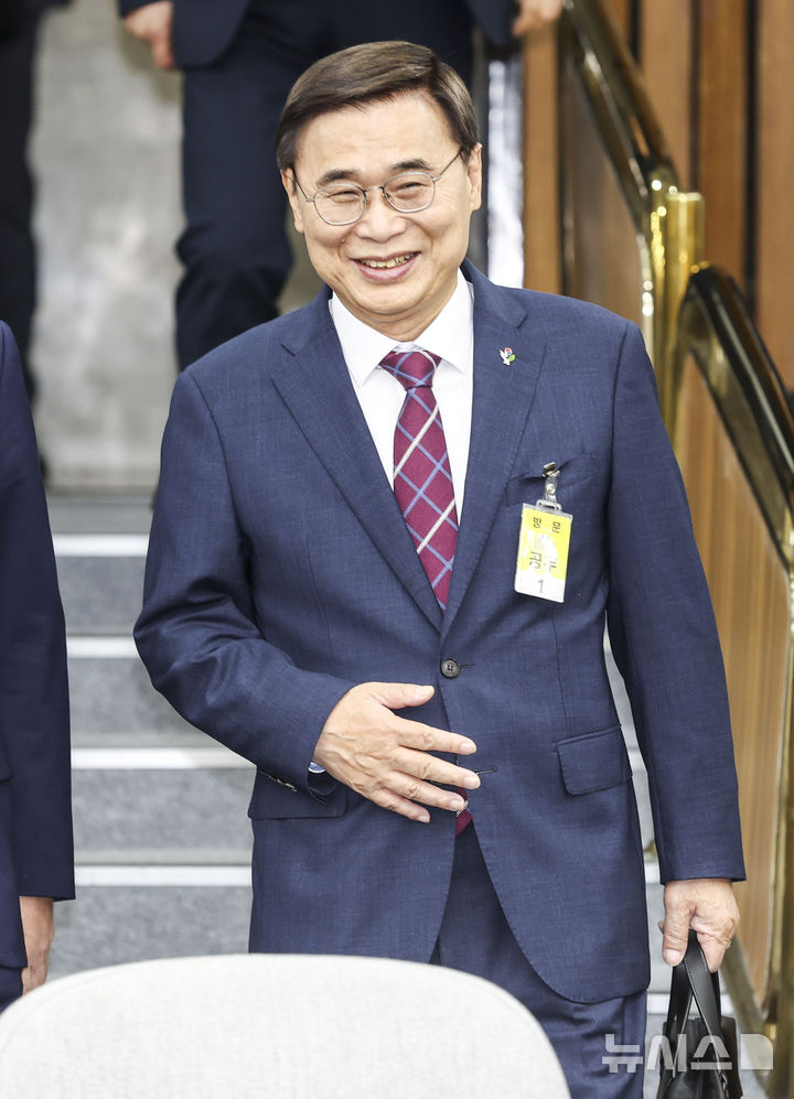 [서울=뉴시스] 김명년 기자 = 이종석 국가정보원장 후보자가 19일 오전 서울 여의도 국회에서 열린 정보위 인사청문회에 참석하고 있다. 2025.06.19. kmn@newsis.com