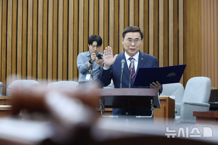 [서울=뉴시스] 고승민 기자 = 이종석 국가정보원장 후보자가 19일 서울 여의도 국회에서 열린 정보위원회의 국가정보원장 후보자 인사청문회에서 선서를 하고 있다. 2025.06.19. kkssmm99@newsis.com