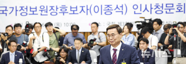 [서울=뉴시스] 김명년 기자 = 이종석 국가정보원장 후보자가 19일 오전 서울 여의도 국회에서 열린 정보위 인사청문회에서 선서를 위해 이동하고 있다. 2025.06.19. kmn@newsis.com