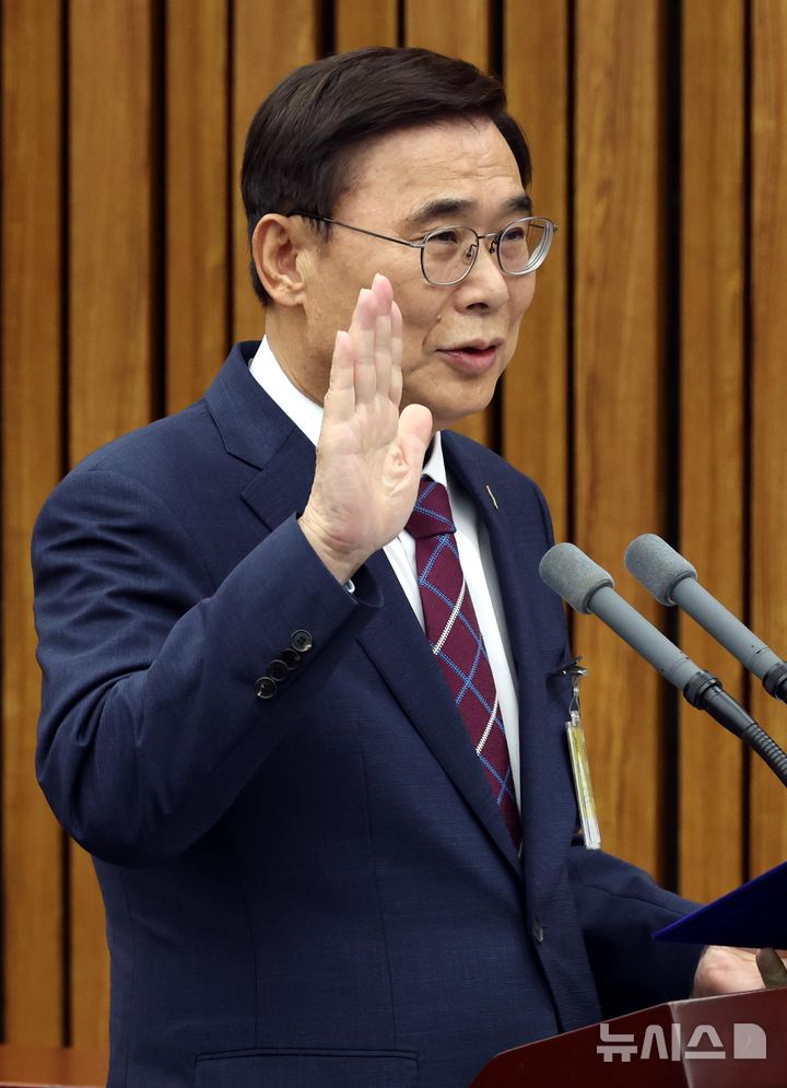 [서울=뉴시스] 조성봉 기자= 이종석 국가정보원장 후보자가 19일 오전 서울 여의도 국회에서 열린 인사청문회에서 선서를 하고 있다. 2025.06.19. suncho21@newsis.com