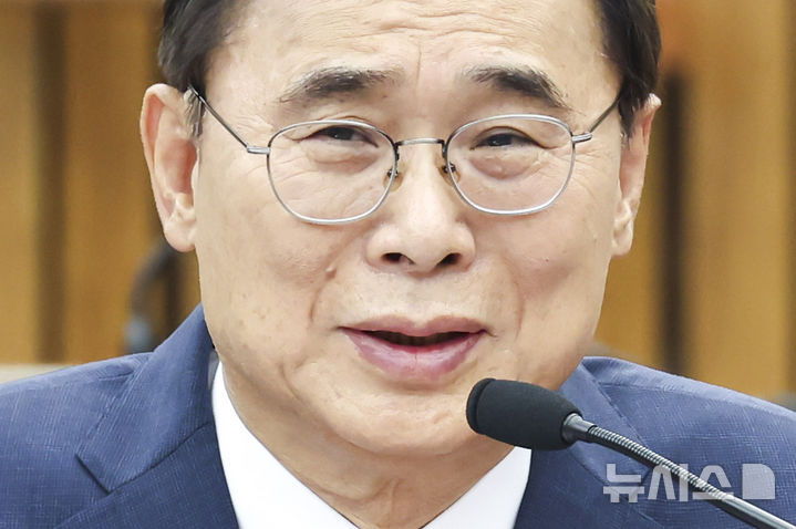 [서울=뉴시스] 고승민 기자 = 이종석 국가정보원장 후보자가 19일 서울 여의도 국회에서 열린 정보위원회의 국가정보원장 후보자 인사청문회에서 질문에 답하고 있다. 2025.06.19. kkssmm99@newsis.com