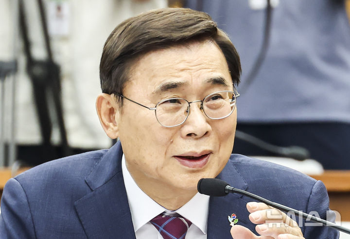 [서울=뉴시스] 고승민 기자 = 이종석 국가정보원장 후보자가 19일 서울 여의도 국회에서 열린 정보위원회의 국가정보원장 후보자 인사청문회에서 질문에 답하고 있다. 2025.06.19. kkssmm99@newsis.com