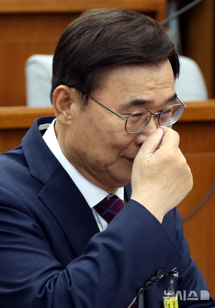 [서울=뉴시스] 조성봉 기자= 이종석 국가정보원장 후보자가 19일 오전 서울 여의도 국회에서 열린 인사청문회에서 안경을 고쳐쓰고 있다. 2025.06.19. suncho21@newsis.com