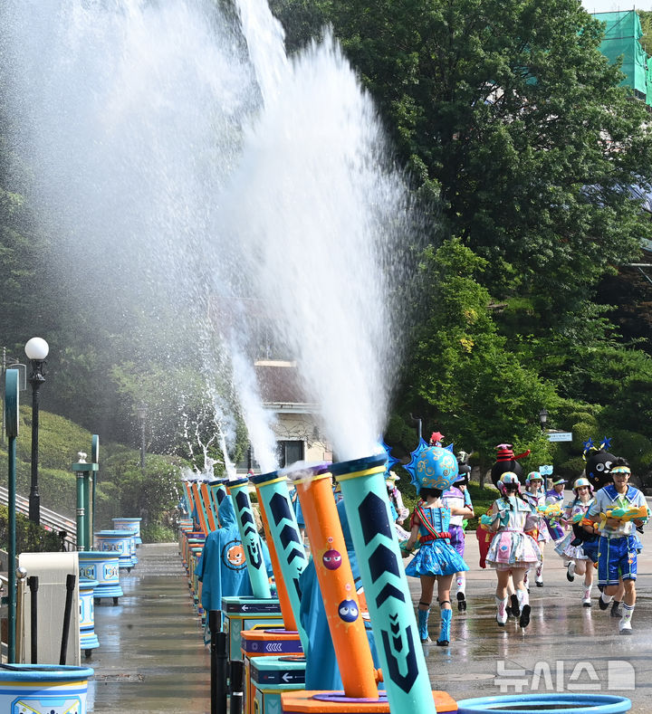[용인=뉴시스] 김종택 기자 = 전국이 30도 안팎의 무더운 날씨를 보인 19일 경기 용인시 에버랜드 카니발 광장에서 초대형 워터쇼 '슈팅 워터펀' 리허설 공연이 진행되고 있다. 2025.06.19. jtk@newsis.com