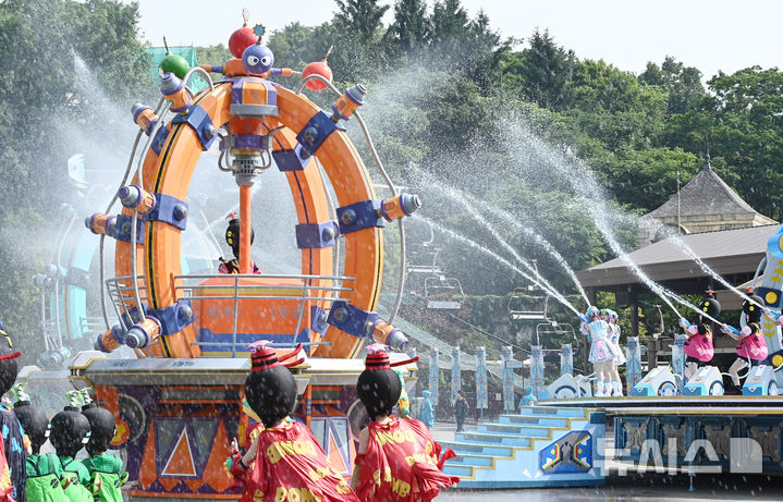 [용인=뉴시스] 김종택 기자 = 전국이 30도 안팎의 무더운 날씨를 보인 19일 경기 용인시 에버랜드 카니발 광장에서 초대형 워터쇼 '슈팅 워터펀' 리허설 공연이 진행되고 있다. 2025.06.19. jtk@newsis.com