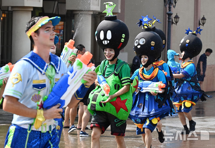 [용인=뉴시스] 김종택 기자 = 전국이 30도 안팎의 무더운 날씨를 보인 19일 경기 용인시 에버랜드 카니발 광장에서 초대형 워터쇼 '슈팅 워터펀' 리허설 공연이 진행되고 있다. 2025.06.19. jtk@newsis.com