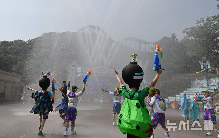 [용인=뉴시스] 김종택 기자 = 전국이 30도 안팎의 무더운 날씨를 보인 19일 경기 용인시 에버랜드 카니발 광장에서 초대형 워터쇼 '슈팅 워터펀' 리허설 공연이 진행되고 있다. 2025.06.19. jtk@newsis.com