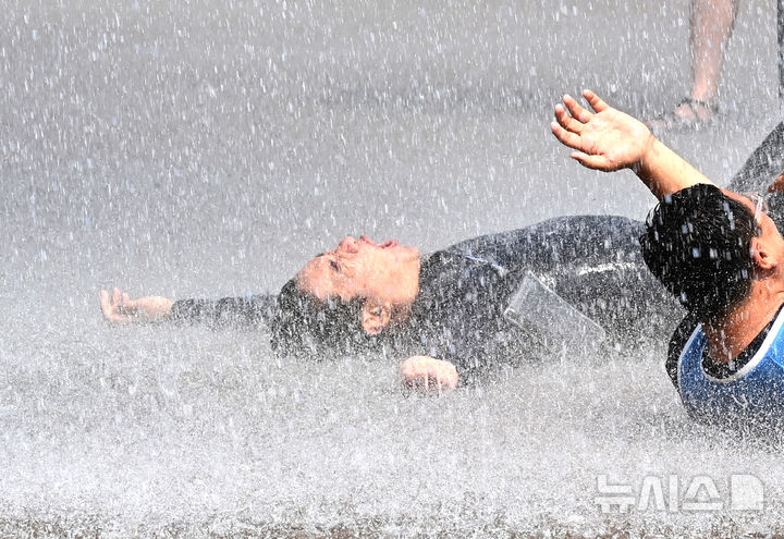 [용인=뉴시스] 김종택 기자 = 전국이 30도 안팎의 무더운 날씨를 보인 19일 경기 용인시 에버랜드 카니발 광장에서 초대형 워터쇼 '슈팅 워터펀' 리허설 공연이 진행되고 있다. 2025.06.19. jtk@newsis.com