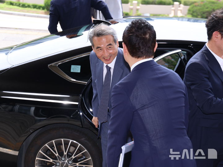 [과천=뉴시스] 김근수 기자 = 윤석열 전 대통령 부인 김건희 여사 관련 의혹을 수사하는 민중기 특별검사가 19일 경기 과천 법무부 청사로 들어가고 있다. 2025.06.19. ks@newsis.com