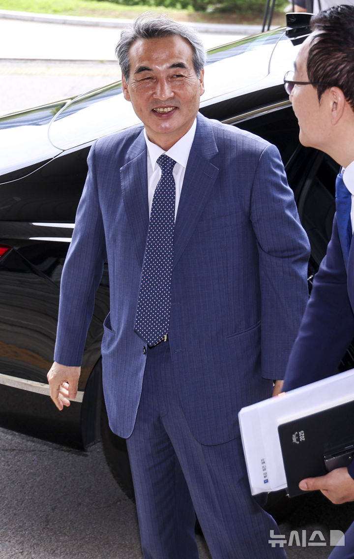 [과천=뉴시스] 김근수 기자 = 윤석열 전 대통령 부인 김건희 여사 관련 의혹을 수사하는 민중기 특별검사가 19일 경기 과천 법무부 청사로 들어가고 있다. 2025.06.19. ks@newsis.com