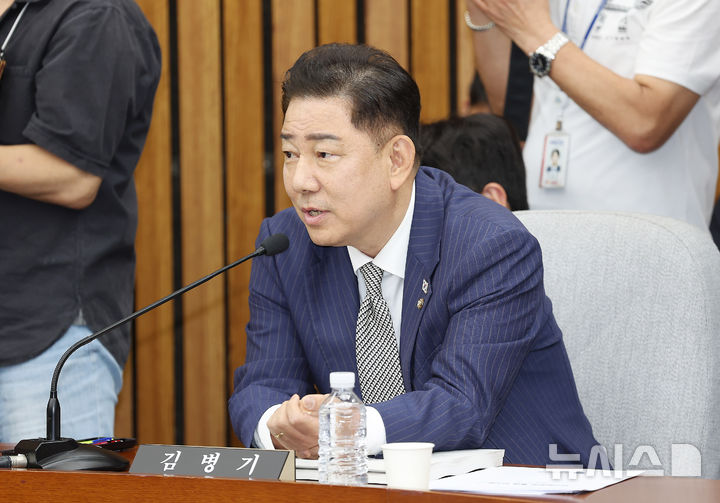 [서울=뉴시스] 김명년 기자 = 김병기 더불어민주당 대표 직무대행 겸 원내대표가 19일 오전 서울 여의도 국회에서 열린 이종석 국가정보원장 후보자 정보위 인사청문회에서 질의하고 있다. 2025.06.19. kmn@newsis.com