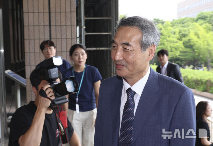 [과천=뉴시스] 김근수 기자 = 윤석열 전 대통령 부인 김건희 여사 관련 의혹을 수사하는 민중기 특별검사가 19일 경기 과천 법무부 청사로 들어가고 있다. 2025.06.19. ks@newsis.com