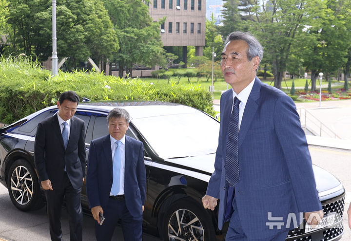 [과천=뉴시스] 김근수 기자 = 윤석열 전 대통령 부인 김건희 여사 관련 의혹을 수사하는 민중기 특별검사가 19일 경기 과천 법무부 청사로 들어가고 있다. 2025.06.19. ks@newsis.com