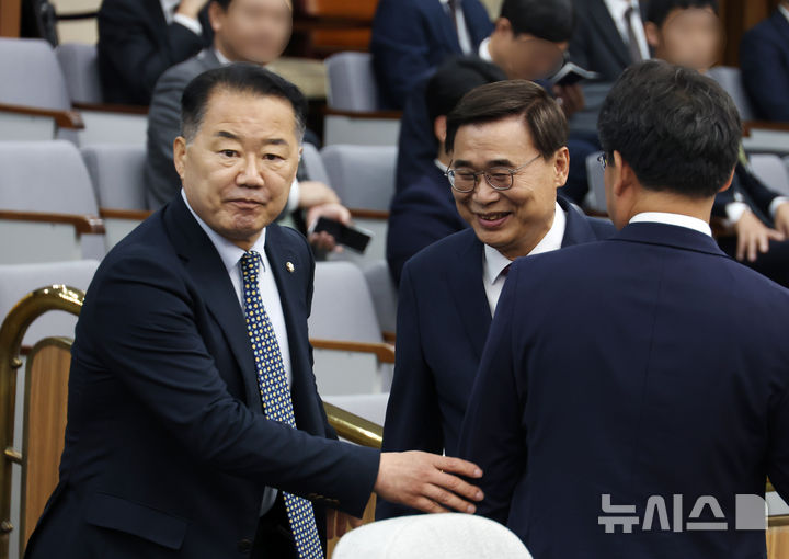 [서울=뉴시스] 고승민 기자 = 이종석 국가정보원장 후보자가 19일 서울 여의도 국회에서 열린 정보위원회의 국가정보원장 후보자 인사청문회에 참석하던 중 신성범 특위 위원장 등 의원들과 인사를 하고 있다. 2025.06.19. kkssmm99@newsis.com