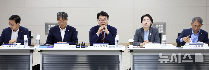 [세종=뉴시스] 강종민 기자 = 이한주 국정기획위원장이 19일 세종시 정부세종컨벤션센터에서 열린 경제2분과 산업통상자원부 업무보고에서 모두발언을 하고 있다. 2025.06.19. ppkjm@newsis.com