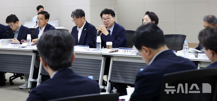 [세종=뉴시스] 강종민 기자 = 이한주 국정기획위원장이 19일 세종시 정부세종컨벤션센터에서 열린 경제2분과 산업통상자원부 업무보고에서 모두발언을 하고 있다. 2025.06.19. ppkjm@newsis.com