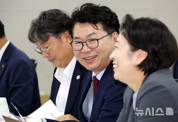 [세종=뉴시스] 강종민 기자 = 이한주 국정기획위원장이 19일 세종시 정부세종컨벤션센터에서 열린 경제2분과 산업통상자원부 업무보고에서 밝은 표정으로 대화하고 있다. 2025.06.19. ppkjm@newsis.com