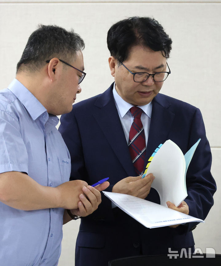 [세종=뉴시스] 강종민 기자 = 이한주 국정기획위원장이 19일 세종시 정부세종컨벤션센터에서 열린 경제2분과 산업통상자원부 업무보고에 앞서 자료를 살펴보고 있다. 2025.06.19. ppkjm@newsis.com