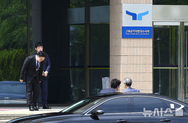 [과천=뉴시스] 김근수 기자 = 윤석열 전 대통령 부인 김건희 여사 관련 의혹을 수사하는 민중기 특별검사가 19일 경기 과천 고위공직자범죄수사처 청사로 들어가고 있다. 2025.06.19. ks@newsis.com