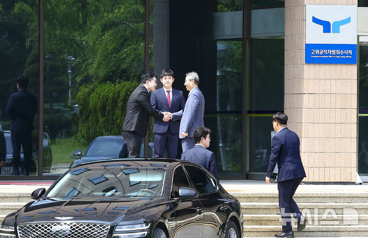 [과천=뉴시스] 김근수 기자 = 윤석열 전 대통령 부인 김건희 여사 관련 의혹을 수사하는 민중기 특별검사가 지난 19일 경기 과천 고위공직자범죄수사처 청사로 들어가고 있다. 2025.06.19. ks@newsis.com