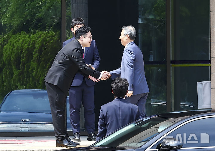 [과천=뉴시스] 김근수 기자 = 윤석열 전 대통령 부인 김건희 여사 관련 의혹을 수사하는 민중기 특별검사가 19일 경기 과천 고위공직자범죄수사처 청사로 들어가고 있다. 2025.06.19. ks@newsis.com