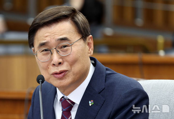 [서울=뉴시스] 김명년 기자 = 이종석 국가정보원장 후보자가 19일 오전 서울 여의도 국회에서 열린 정보위 인사청문회에서 답변하고 있다. 2025.06.19. kmn@newsis.com