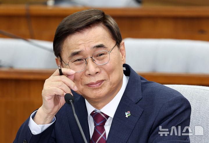 [서울=뉴시스] 김명년 기자 = 이종석 국가정보원장 후보자가 19일 오전 서울 여의도 국회에서 열린 정보위 인사청문회에서 답변 중 안경을 고쳐쓰고 있다. 2025.06.19. kmn@newsis.com