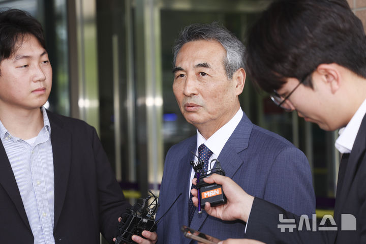 [과천=뉴시스] 김근수 기자 = 윤석열 전 대통령 부인 김건희 여사 관련 의혹을 수사하는 민중기 특별검사가 지난 19일 경기 과천 고위공직자범죄수사처 청사 밖에서 취재진 질문에 답하고 있다. 2025.06.19. ks@newsis.com