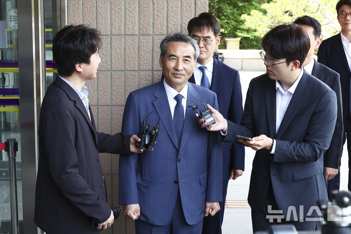 [과천=뉴시스] 김근수 기자 = 윤석열 전 대통령 부인 김건희 여사 관련 의혹을 수사하는 민중기 특별검사가 19일 경기 과천 고위공직자범죄수사처 청사 밖에서 취재진 질문에 답하고 있다. 2025.06.19. ks@newsis.com