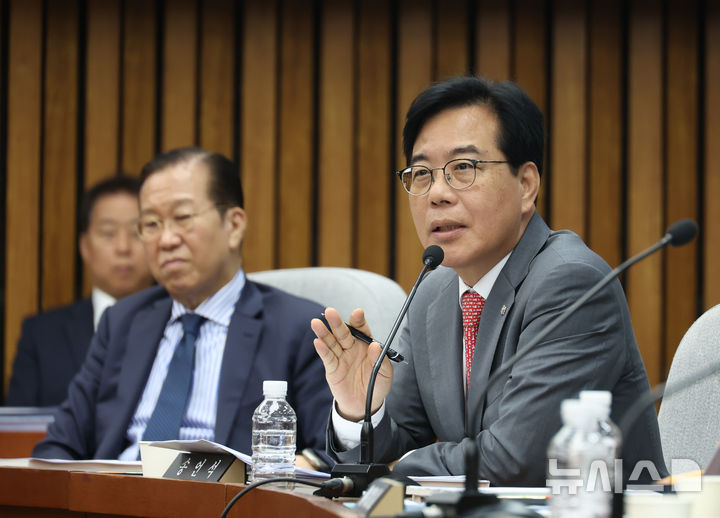 [서울=뉴시스] 고승민 기자 = 송언석 국민의힘 원내대표가 19일 서울 여의도 국회에서 열린 정보위원회의 이종석 국가정보원장 후보자 인사청문회에서 질의하고 있다. 2025.06.19. kkssmm99@newsis.com