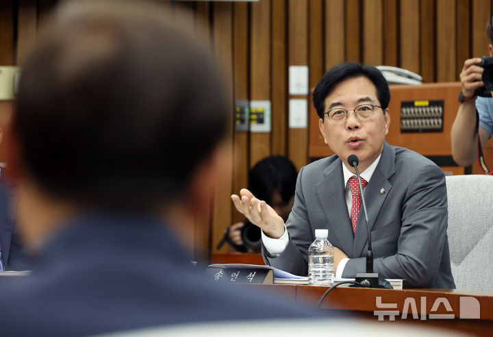 [서울=뉴시스] 고승민 기자 = 송언석 국민의힘 원내대표가 19일 서울 여의도 국회에서 열린 정보위원회의 이종석 국가정보원장 후보자 인사청문회에서 질의하고 있다. 2025.06.19. kkssmm99@newsis.com
