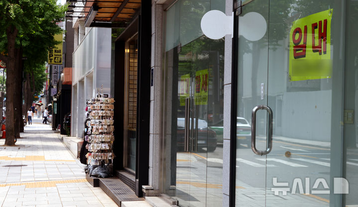 [서울=뉴시스] 박주성 기자 = 19일 강남구 신사동 가로수길에 '임대 문의' 안내문이 붙어 있다. 글로벌부동산컨설팅사 쿠시먼앤드웨이크필드(C&W) 코리아에 따르면 올 1분기 가로수길의 공실률은 41.6%. 서울 6대 상권 중 가장 높은 수준이다. 2025.06.19. park7691@newsis.com