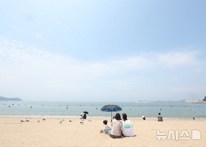 [인천=뉴시스] 전진환 기자 = 19일 인천 중구 을왕리해수욕장을 찾은 관광객들이 바닷바람에 더위를 식히고 있다. 위 사진은 해당 기사 내용과 무관함. 2025.06.19. amin2@newsis.com