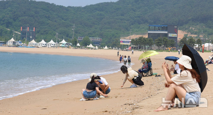 [인천=뉴시스] 전진환 기자 = 전국이 30도 안팎의 무더운 날씨를 보인 19일 인천 중구 왕산해수욕장을 찾은 시민들이 바닷바람에 더위를 식히고 있다. 인천 중구지역 해수욕장은 오는 21일 일제히 개장한다. 2025.06.19. amin2@newsis.com