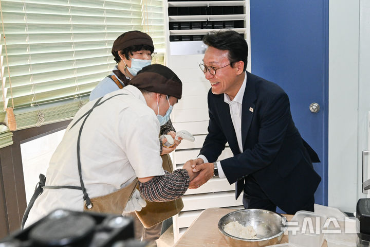 [서울=뉴시스] 권창회 기자 = 김민석 국무총리 후보가 19일 서울 영등포구 꿈더하기 사회적협동조합에서 열린 발달장애인 일자리 현장 간담회에 앞서 종사자와 인사를 나누고 있다. (공동취재) 2025.06.19. photo@newsis.com