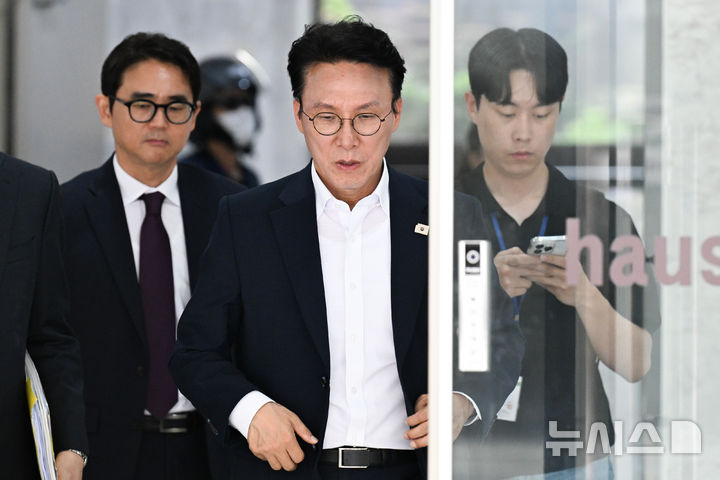 [서울=뉴시스] 권창회 기자 = 김민석 국무총리 후보가 19일 서울 영등포구 꿈더하기 사회적협동조합에서 열린 발달장애인 일자리 현장 간담회 장소로 이동하고 있다. (공동취재) 2025.06.19. photo@newsis.com