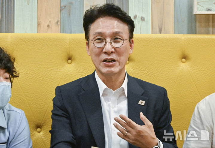 [서울=뉴시스] 권창회 기자 = 김민석 국무총리 후보가 19일 서울 영등포구 드림플러스 카페에서 열린 발달장애인 일자리 현장 간담회에서 모두발언을 하고 있다. (공동취재) 2025.06.19. photo@newsis.com