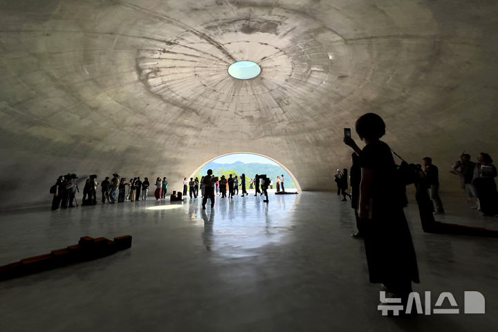 [원주=뉴시스] 박진희 기자 = 세계적인 건축가 안도 타다오와 조각가 안토니 곰리의 첫 협업으로 탄생한 ‘GROUND’는 내부 직경 25m, 천고 7.2m, 직경 2.4m의 원형 천창을 갖춘 돔 형태의 공간으로, 뮤지엄 SAN의 플라워 가든 아래에 조성되었다. 2025.06.19. pak7130@newsis.com