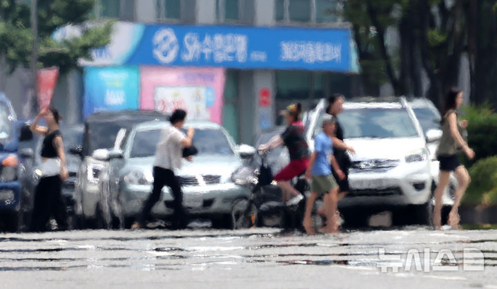 [대구=뉴시스] 이무열 기자 = 전국이 30도 안팎의 무더운 날씨를 보인 19일 대구 중구 달구벌대로에 지열로 인한 아지랑이가 피어오르고 있다. 2026.06.19. lmy@newsis.com