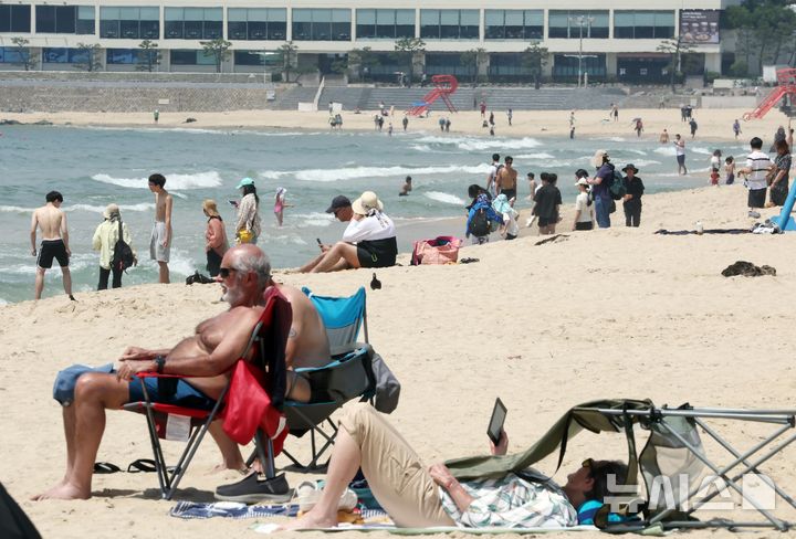 [부산=뉴시스] 하경민 기자 = 무더운 날씨를 보인 19일 부산 해운대구 해운대해수욕장을 찾은 시민과 관광객들이 일광욕을 즐기고 있다. 2025.06.19. yulnetphoto@newsis.com