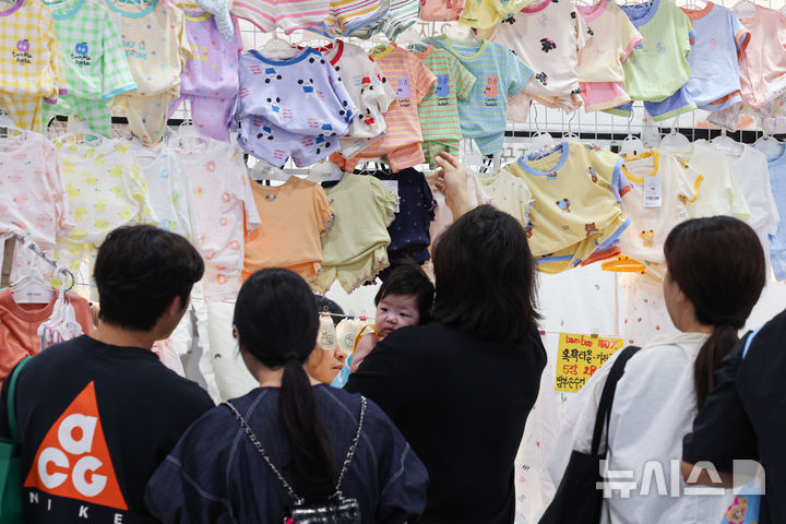 [서울=뉴시스] 권창회 기자 = 지난 6월 19일 서울 강서구 코엑스 마곡에서 열린 맘스홀릭 베이비페어 마곡에서 관람객들이 육아용품을 살펴보고 있다. 2025.06.19. kch0523@newsis.com
