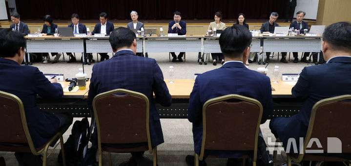 [세종=뉴시스] 강종민 기자 = 이한주 국정기획위원장이 지난 19일 오후 세종시 정부세종컨벤션센터에서 열린 고용노동부 업무보고에서 모두발언을 하고 있다. 2025.06.19. ppkjm@newsis.com