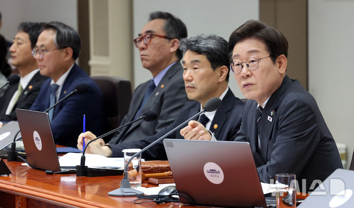 [서울=뉴시스] 고범준 기자 = 이재명 대통령이 19일 서울 용산구 대통령실 청사에서 열린 국무회의에서 발언하고 있다. (대통령실통신사진기자단) 2025.06.19. bjko@newsis.com
